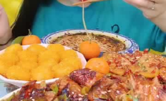 韩国小姐姐吃丰盛食物,尽享味蕾之旅