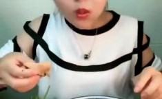 搞笑的小姐姐吃大肘子,笑料横生！